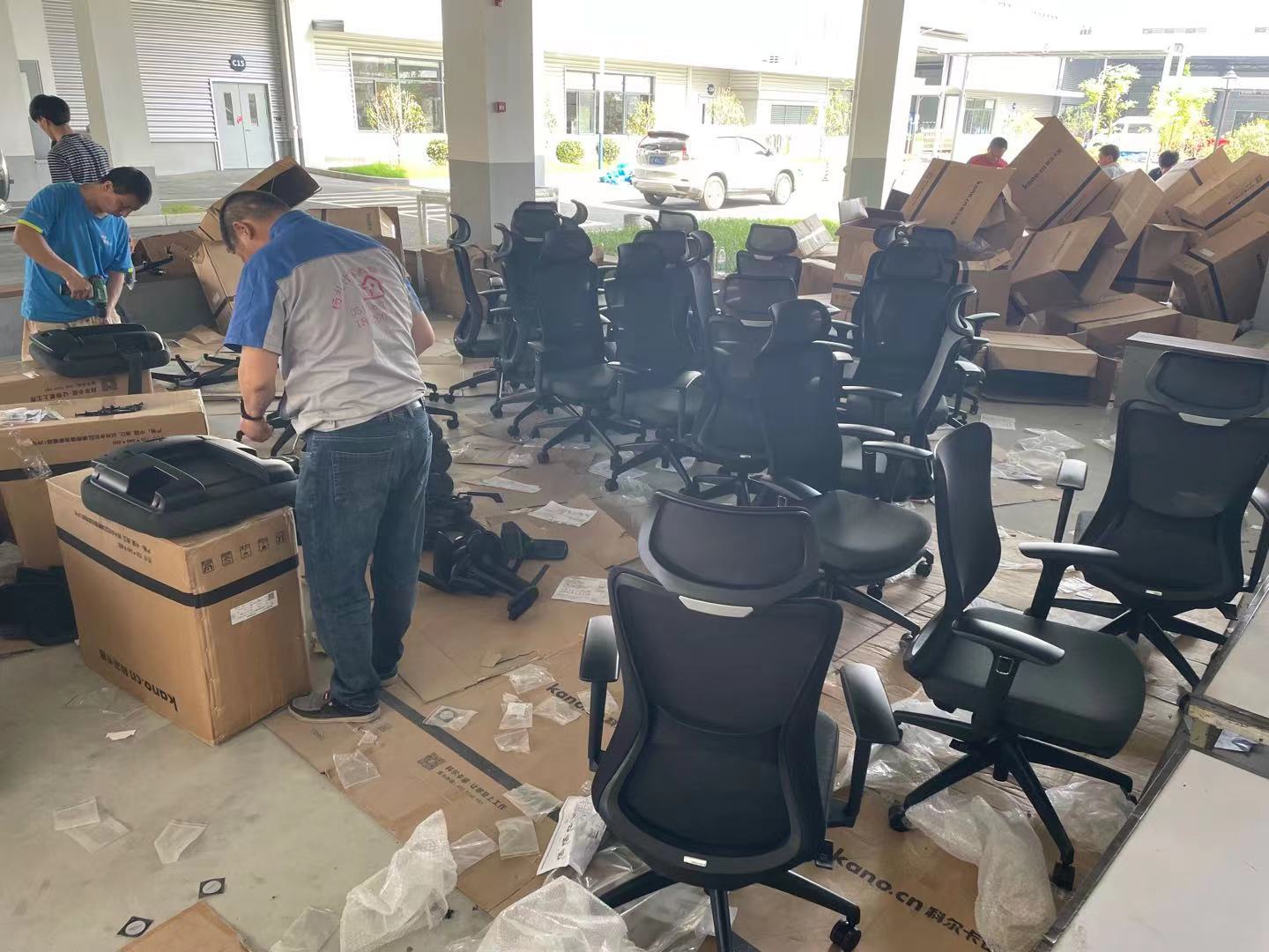 辦公家具安裝現(xiàn)場