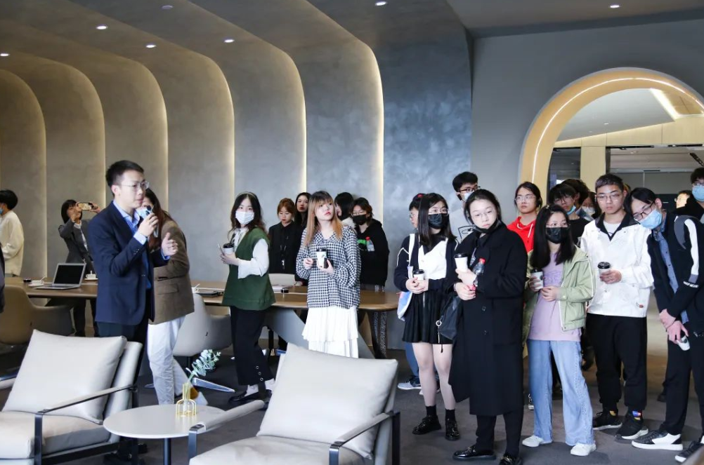 中國計(jì)量大學(xué)學(xué)生團(tuán)隊(duì)參觀科爾卡諾辦公家具總部